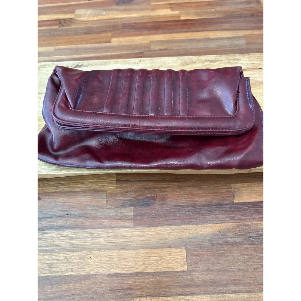 Daisy Fuentes Clutch Bag Womens Medium Burgundy Excellent Pleated Faux Leather